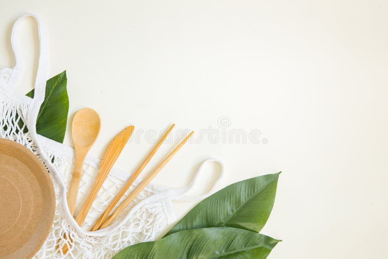 Eco freundliche Wegwerfteller haben Papier auf weißem Marmorhintergrund. drapierte Löffel Verbraucher Messerplatte mit Pappbechern lizenzfreies stockfoto