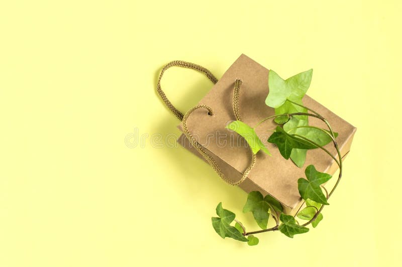 Eco-v? nskapsmatch shoppingp? se med filialen av den gr? na v? xten arkivbilder