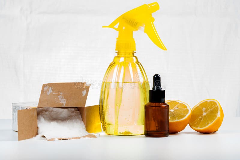 Eco-vänskapsmatch naturliga rengöringsmedel som göras av citronen och natriumbikarbonat på w arkivfoton Eco-vänskapsmatch naturliga rengöringsmedel som göras av citronen och natriumbikarbonat på w arkivfoton