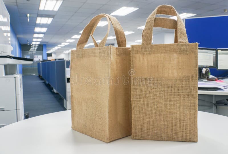 Eco-vänskapsmatch shoppingpåsar på den vita tabellen arkivfoto