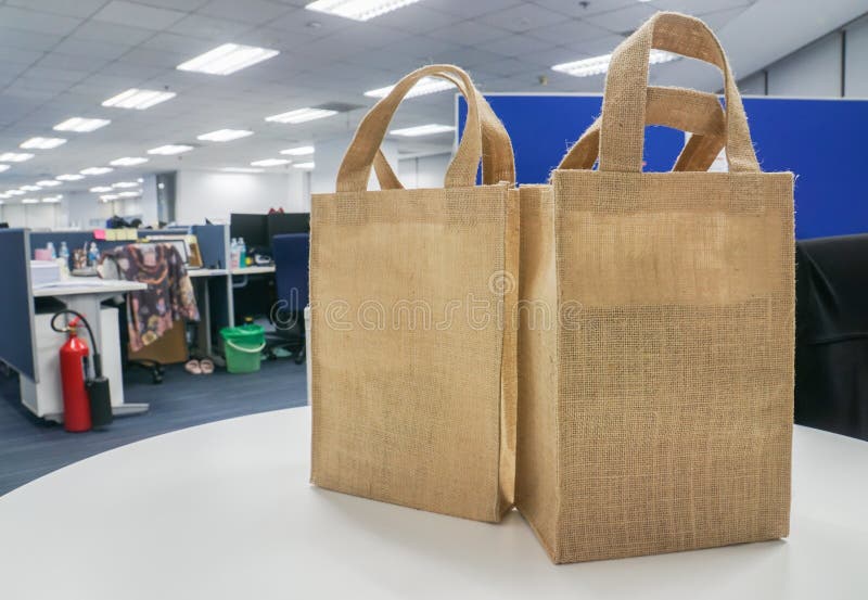 Eco-vänskapsmatch shoppingpåsar på den vita tabellen fotografering för bildbyråer