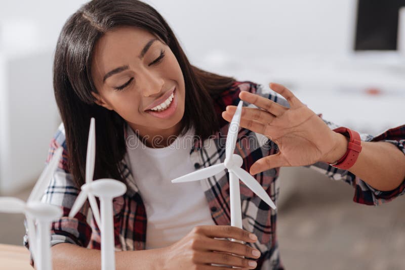 Ecologista de sexo femenino profesional que desarrolla nuevas tecnologías imágenes de archivo libres de regalías Ecologista de sexo femenino profesional que desarrolla nuevas tecnologías imágenes de archivo libres de regalías