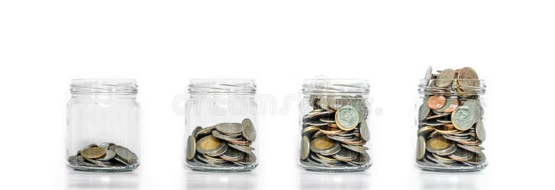 A economia do dinheiro, o frasco de vidro arranja com as moedas dentro do crescimento, no fundo branco