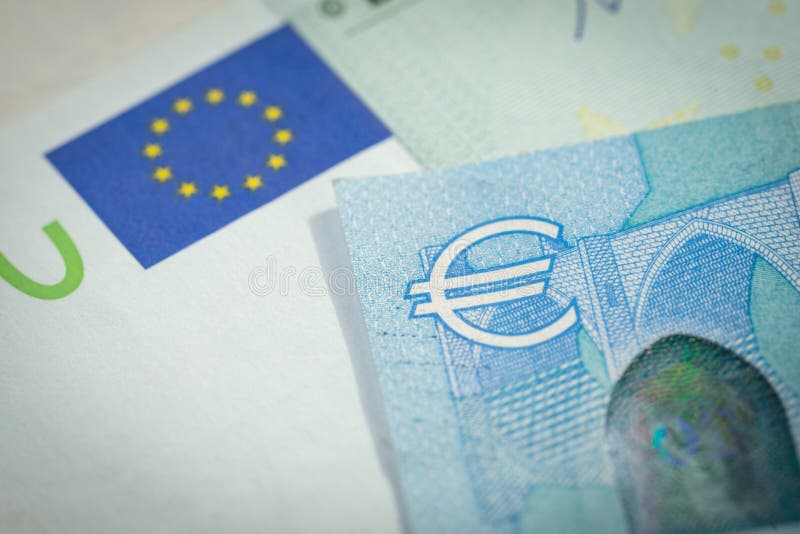 A economia europeia, conceito financeiro, do investimento ou de moeda da troca, fechou-se acima do tiro do símbolo do sinal do Eu foto de stock A economia europeia, conceito financeiro, do investimento ou de moeda da troca, fechou-se acima do tiro do símbolo do sinal do Eu foto de stock