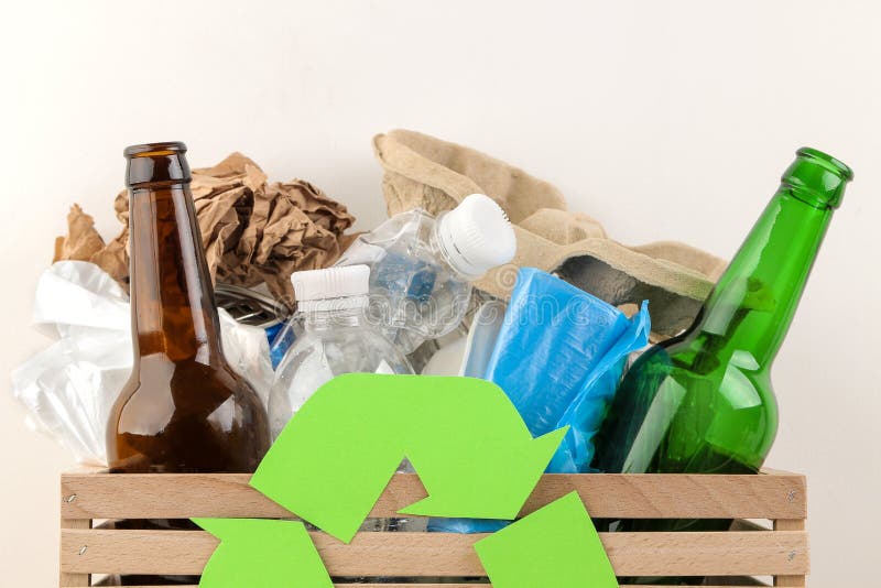 Ecosymbool en afval in de doos recycling Het recycling van het afval Op een lichte achtergrond stock afbeelding Ecosymbool en afval in de doos recycling Het recycling van het afval Op een lichte achtergrond stock afbeelding
