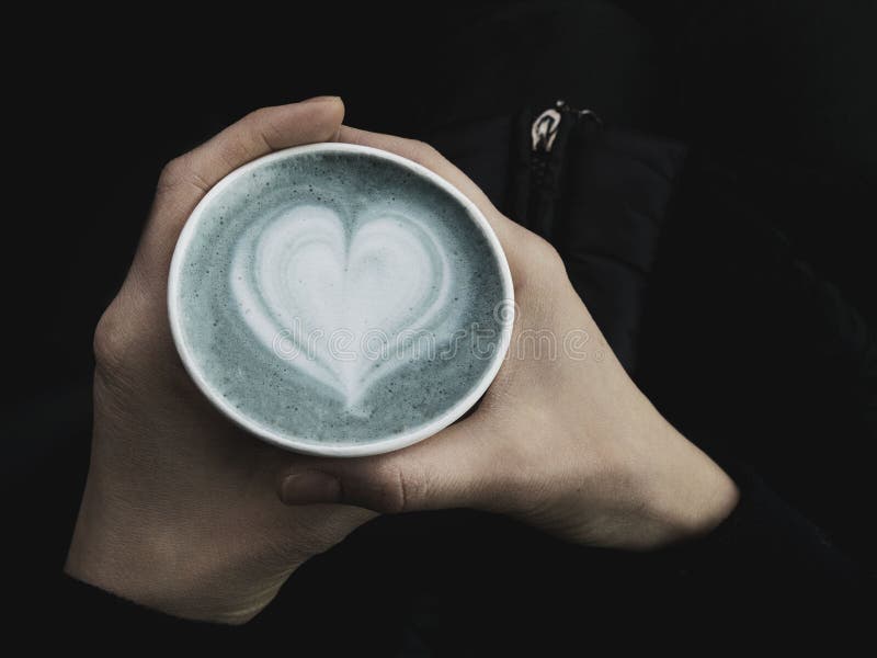 Ecovriendelijke beker van verse trendy blauwe matcha latte in vrouwelijke handen Klassieke lattenkunst Lege plaats voor tekst, ex royalty-vrije stock afbeeldingen Ecovriendelijke beker van verse trendy blauwe matcha latte in vrouwelijke handen Klassieke lattenkunst Lege plaats voor tekst, ex royalty-vrije stock afbeeldingen