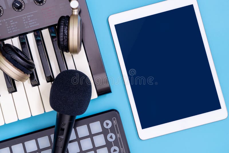 Ecran de tablete gol cu echipament pentru producători de muzică stock image