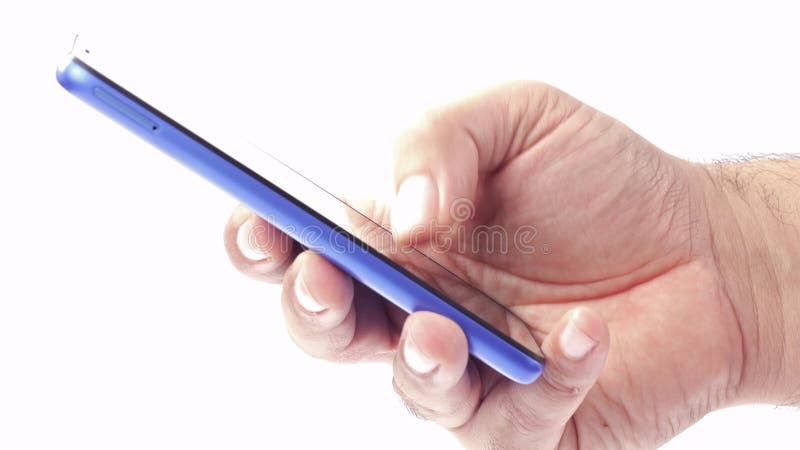 Ecran tactile de taraudage de main masculine de vue de côté de gros plan de périphérique mobile sur le fond blanc banque de vidéos