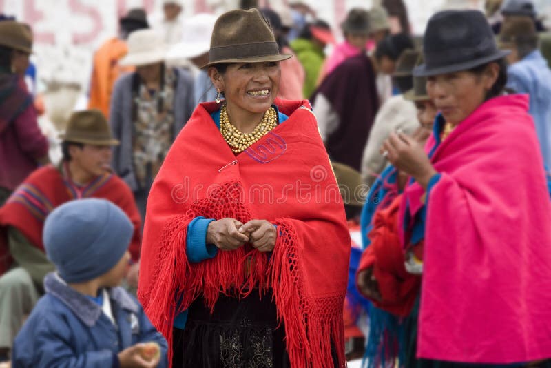 EcuadorianFrauen Im Traditionellen Kleid Redaktionelles Bild Bild