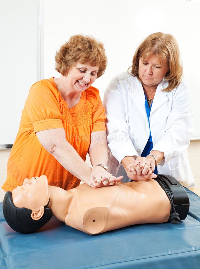Ed adulto - imparare CPR fotografie stock Ed adulto - imparare CPR fotografie stock