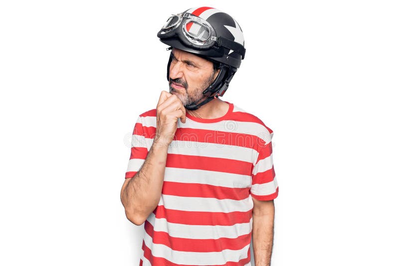 Edad media guapo motociclista hombre con casco de moto sobre fondo blanco aislado pensando concentrado en la duda con imágenes de archivo libres de regalías