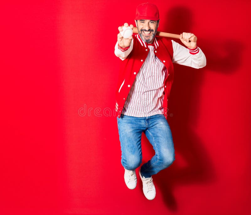 Edad media hombre guapo con ropa deportiva sonriendo feliz imagenes de archivo