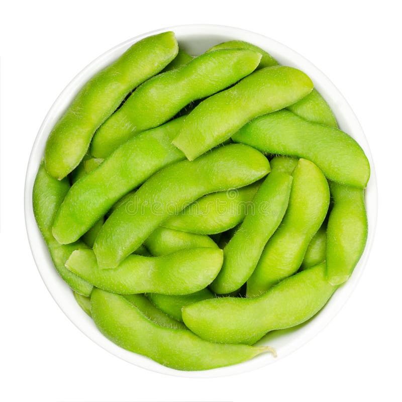 Edamame, gröna sojabönor i poden, i vit skål arkivfoton
