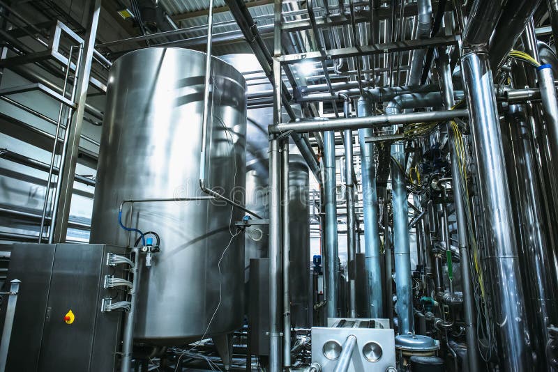 Edelstahlbrauenausrüstung: große Reservoire oder Behälter und Rohre in der modernen Bierfabrik Brauereiproduktion stockfoto Edelstahlbrauenausrüstung: große Reservoire oder Behälter und Rohre in der modernen Bierfabrik Brauereiproduktion stockfoto