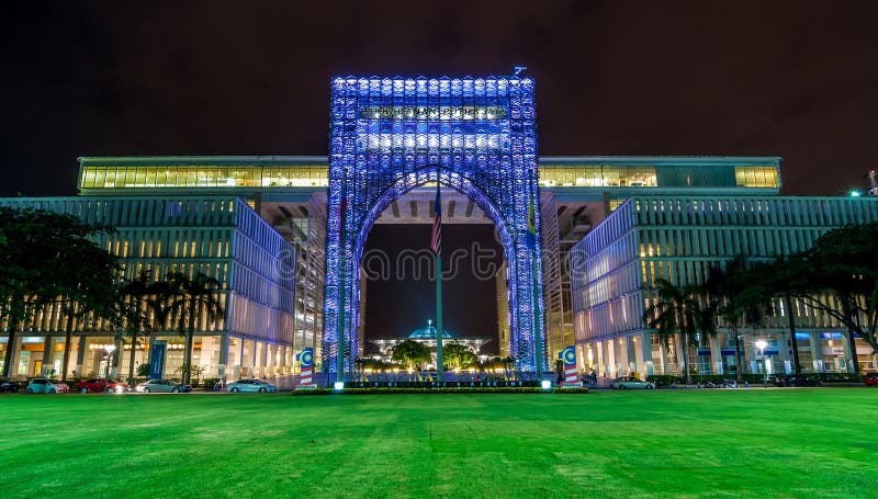 Edelstahlgebäude-Bogenarchitektur nachts lizenzfreie stockfotografie Edelstahlgebäude-Bogenarchitektur nachts lizenzfreie stockfotografie