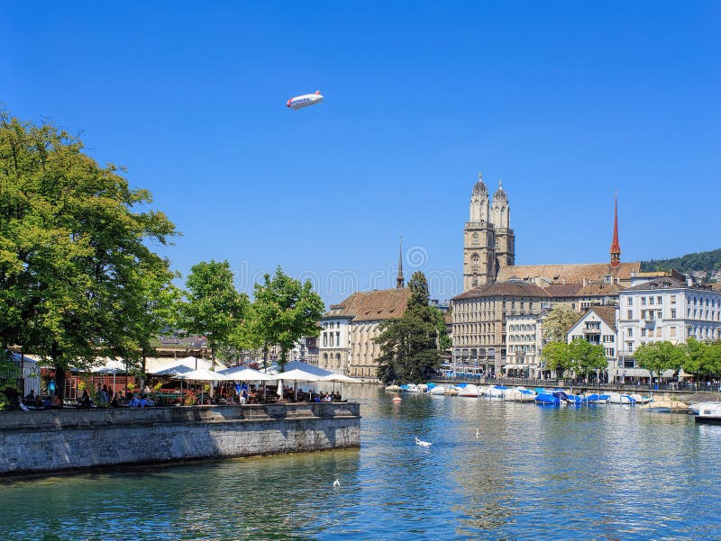 Edelweißluftfahrzeug über der Zürich-Stadt lizenzfreie stockfotografie Edelweißluftfahrzeug über der Zürich-Stadt lizenzfreie stockfotografie