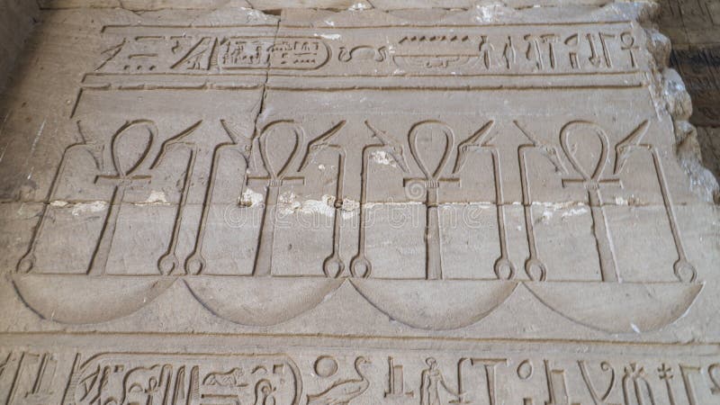 Edfu är platsen för det ptolemaiska hormontemplet och en gammal bosättning. egypt. edfu spelt idfu och känd i antiken