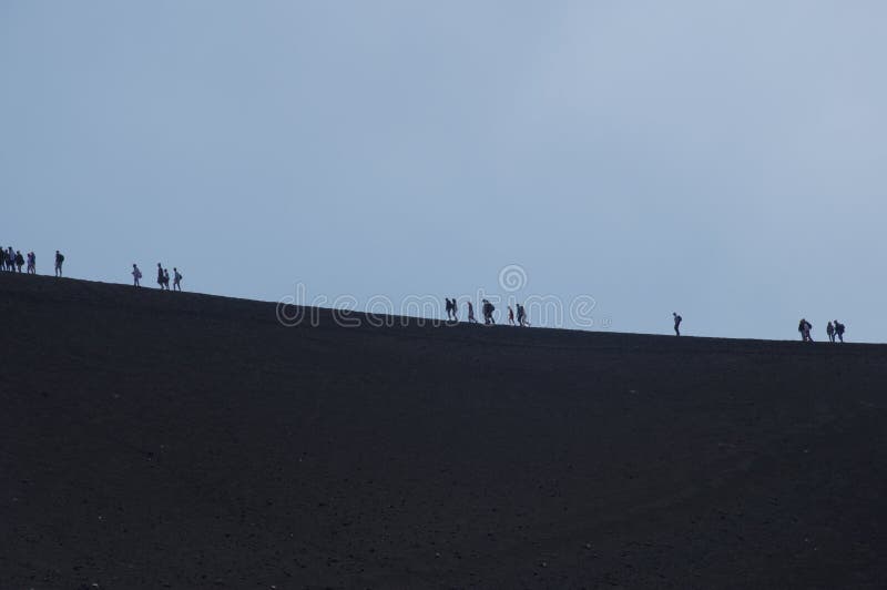 A fotografías sobre el borde de uno de 300 cráteres de.