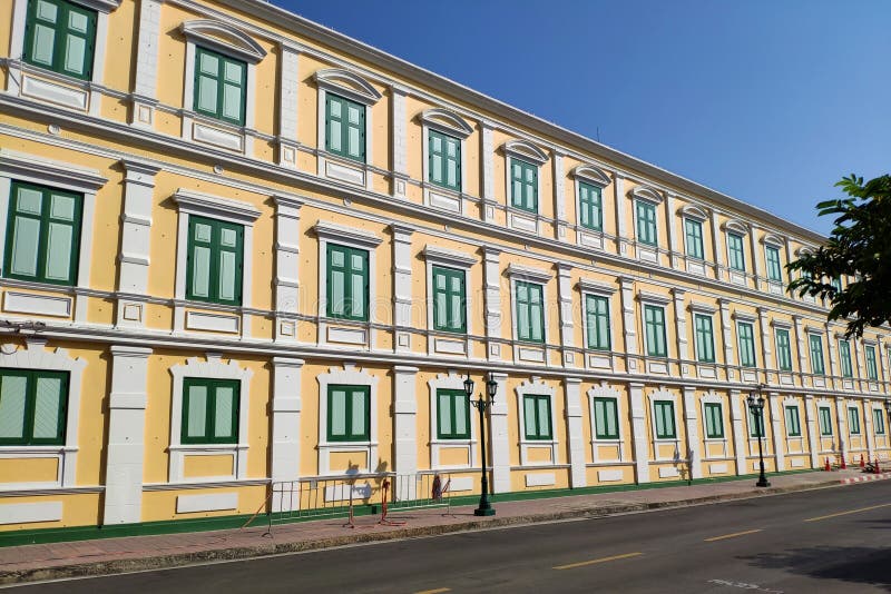 linha de janelas verdes escuras retrô em forma de retângulo e parede  amarela brilhante de casa na tailândia. sombra e poeira na superfície da  janela. 7423760 Foto de stock no Vecteezy