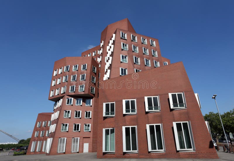 Edifici Di Neuer Zollhof A Dusseldorf Immagine Stock ...