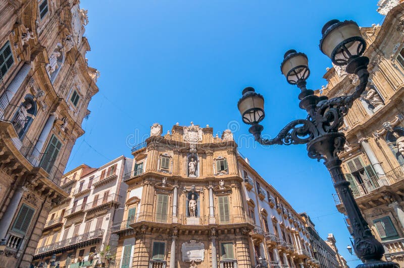Edifici di Pretoria della piazza a Palermo, Italia immagine stock Edifici di Pretoria della piazza a Palermo, Italia immagine stock