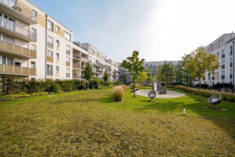 Edifici residenziali moderni, appartamenti in un nuovo alloggio urbano fotografia stock Edifici residenziali moderni, appartamenti in un nuovo alloggio urbano fotografia stock