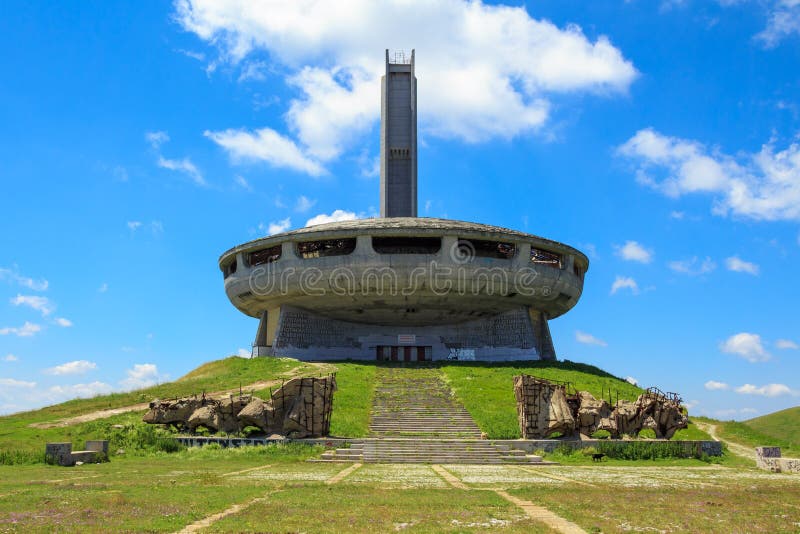Edificio abandonado de la era socialista en el pico de Buzludzha, Bulgaria imagen de archivo libre de regalías Edificio abandonado de la era socialista en el pico de Buzludzha, Bulgaria imagen de archivo libre de regalías