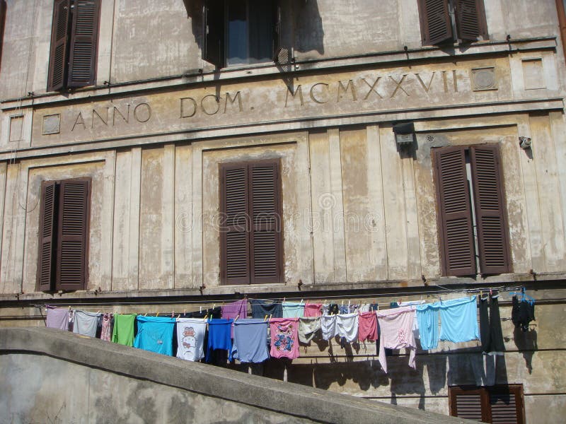 Edificio antiguo del distrito Garbatella en Roma con algún lavadero suspendido ese ` s que se seca Foro romano del Th fotos de archivo Edificio antiguo del distrito Garbatella en Roma con algún lavadero suspendido ese ` s que se seca Foro romano del Th fotos de archivo