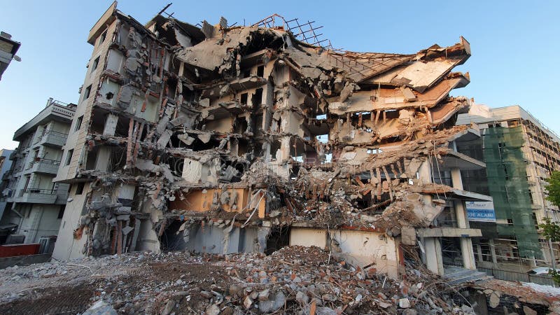 Edificio antiguo demolido como medida de precaución debido al riesgo de terremoto