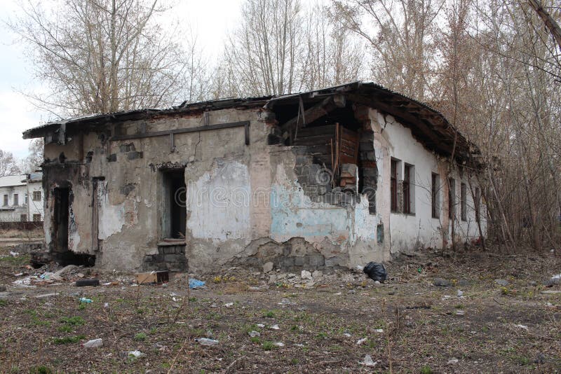 Edificio Antiguo Destruido Con Vidrios Rotos En La Ventana De La Casa No Residencial Con