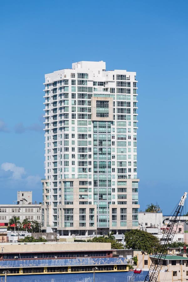Edificio Blanco De La Propiedad Horizontal En Puerto Rico En El Cielo