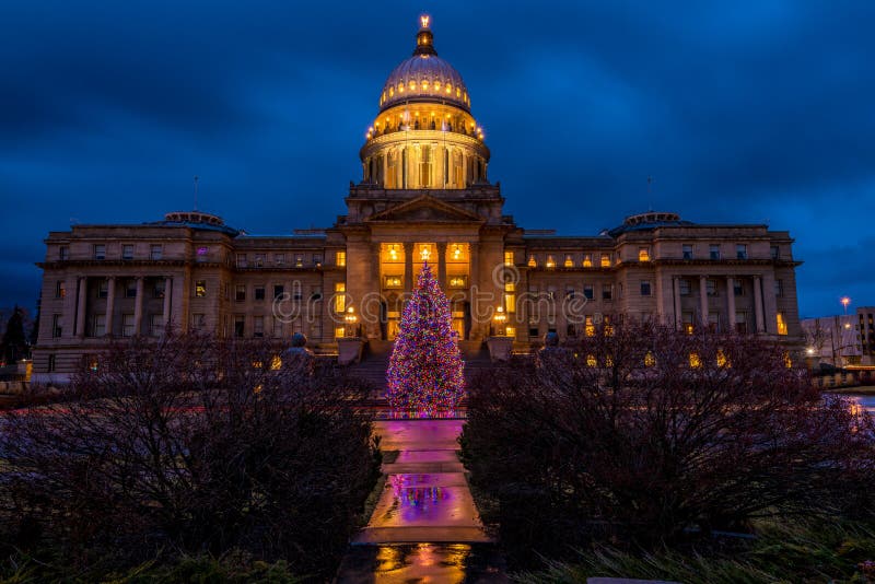 Edificio capital de Boise Idaho en la noche con el árbol de navidad imagenes de archivo Edificio capital de Boise Idaho en la noche con el árbol de navidad imagenes de archivo