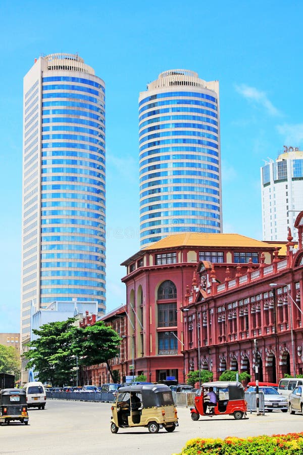 Edificio colonial y World Trade Center, Sri Lanka Colombo fotos de archivo libres de regalías Edificio colonial y World Trade Center, Sri Lanka Colombo fotos de archivo libres de regalías