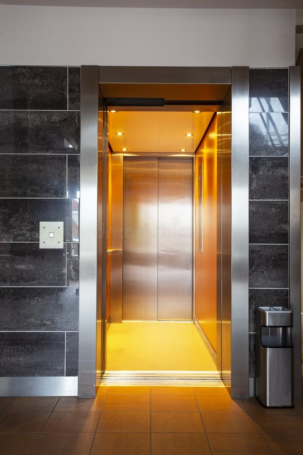 Edificio con porta aperta in un complesso di lusso fotografia stock libera da diritti Edificio con porta aperta in un complesso di lusso fotografia stock libera da diritti