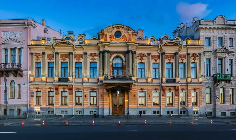 Edificio de Gazprom en el terraplén inglés en la puesta del sol en St Petersburg, Rusia imagen de archivo libre de regalías Edificio de Gazprom en el terraplén inglés en la puesta del sol en St Petersburg, Rusia imagen de archivo libre de regalías
