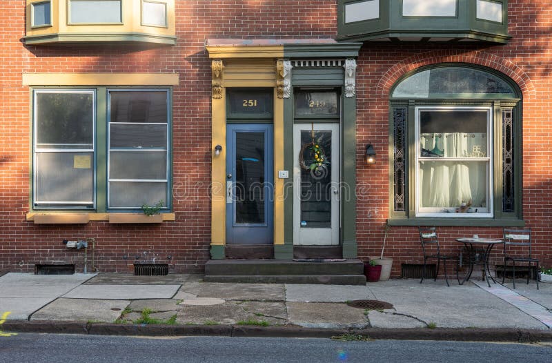 Edificio De Ladrillo Con Puertas De Colores En Harrisburg Pa Imagen de archivo Imagen de verde