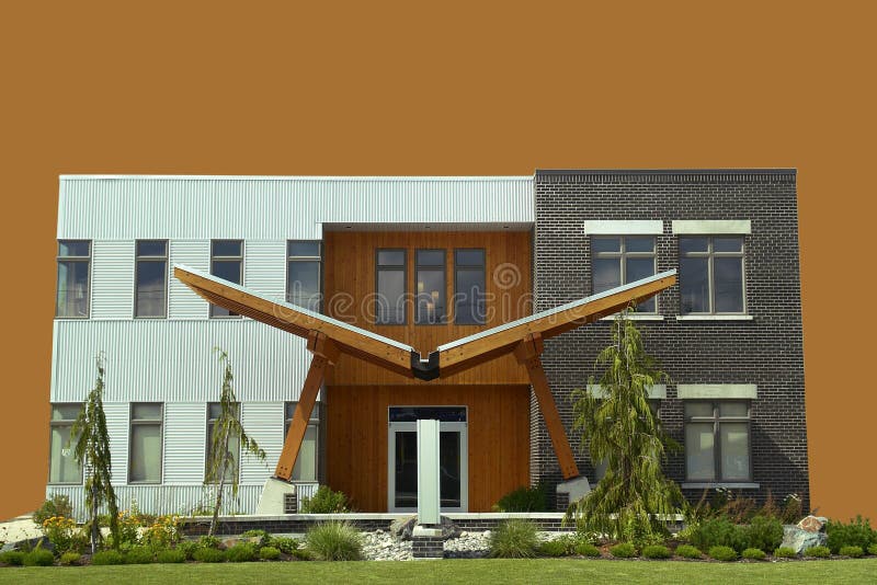 Área Cubierta Del Patio Con Las Sillas Exteriores En El Jardín Del