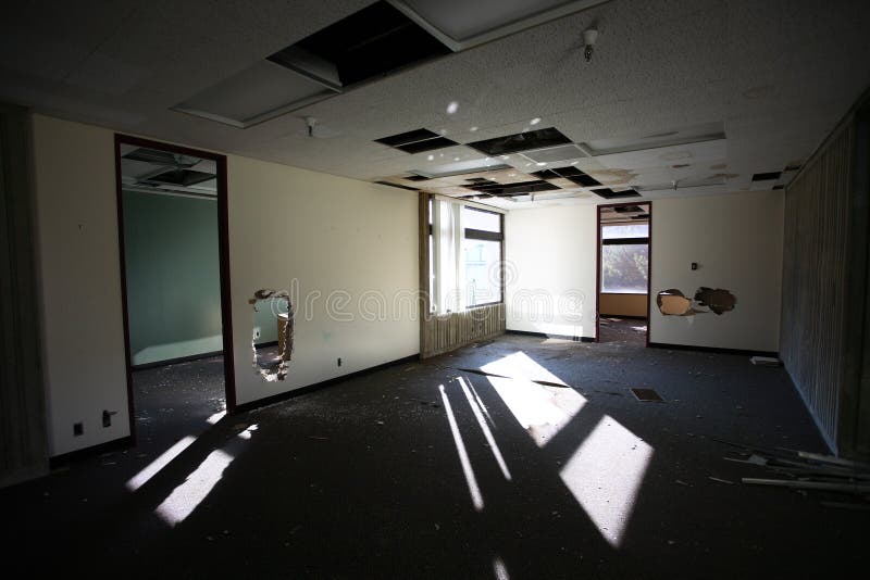Edificio de oficinas abandonado foto de archivo libre de regalías
