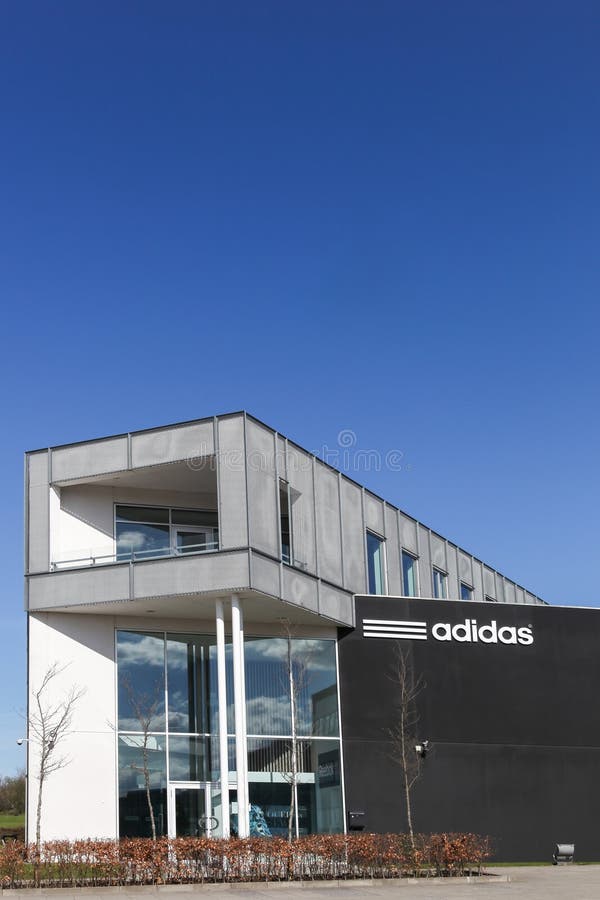Edificio De Oficinas De Adidas Foto de - Imagen de adidas: 71829428