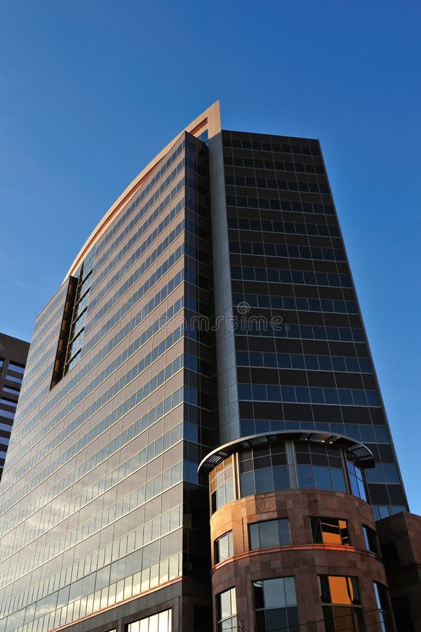 Edificio de oficinas de la alta subida