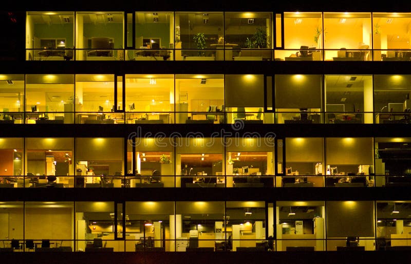 Edificio de oficinas en la noche