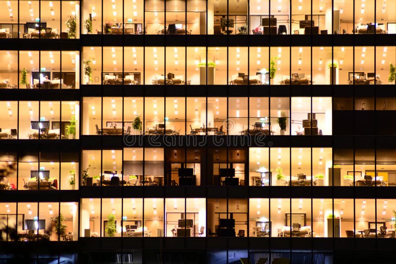 Edificio de oficinas moderno en la noche La noche se enciende, centro de la ciudad del edificio de oficinas de ciudad, opinión de fotografía de archivo libre de regalías Edificio de oficinas moderno en la noche La noche se enciende, centro de la ciudad del edificio de oficinas de ciudad, opinión de fotografía de archivo libre de regalías