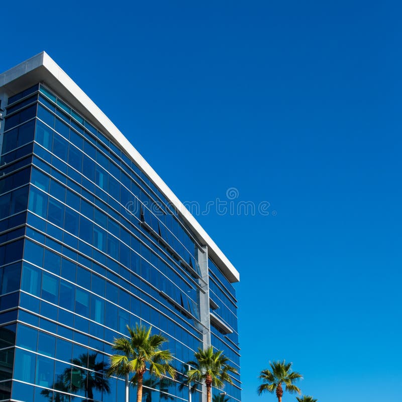 Edificio de oficinas de vidrio moderno con ventanas azul reflectante contra un cielo azul claro. T libre illustration