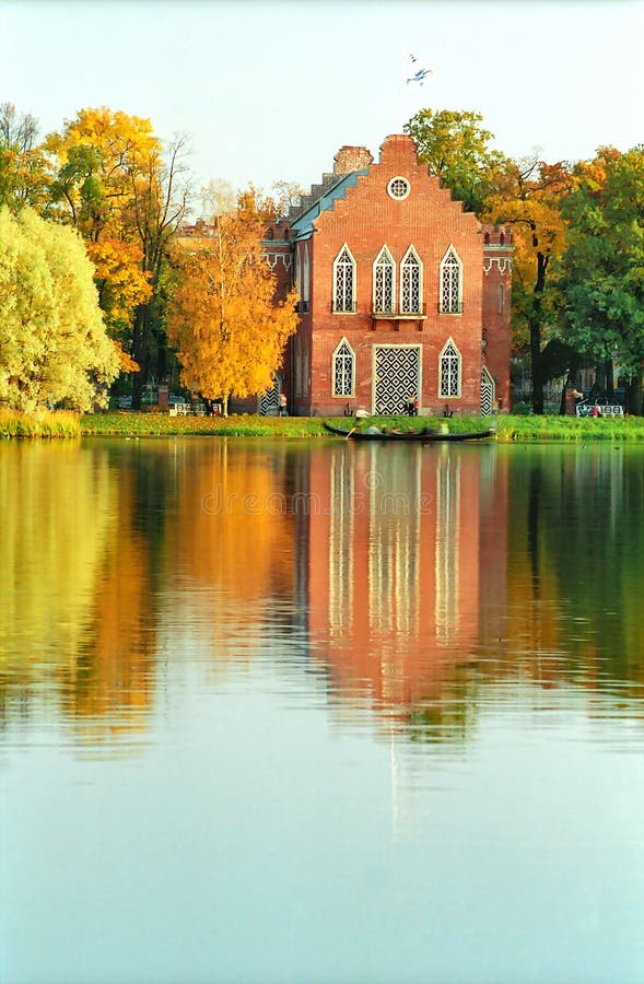 Edificio del estilo de Holanda en el parque del otoño imágenes de archivo libres de regalías Edificio del estilo de Holanda en el parque del otoño imágenes de archivo libres de regalías