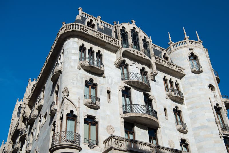 Edificio del hotel de Fuster de la casa en el cielo azul Arquitectura modernista de Barcelona Diseño y estilo Señal y visita turí