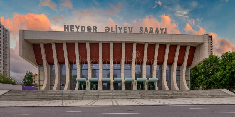 Edificio del palacio Heydar aliyev que exhibe arquitectura soviética modernista en baku azerbaiyán foto de archivo libre de regalías