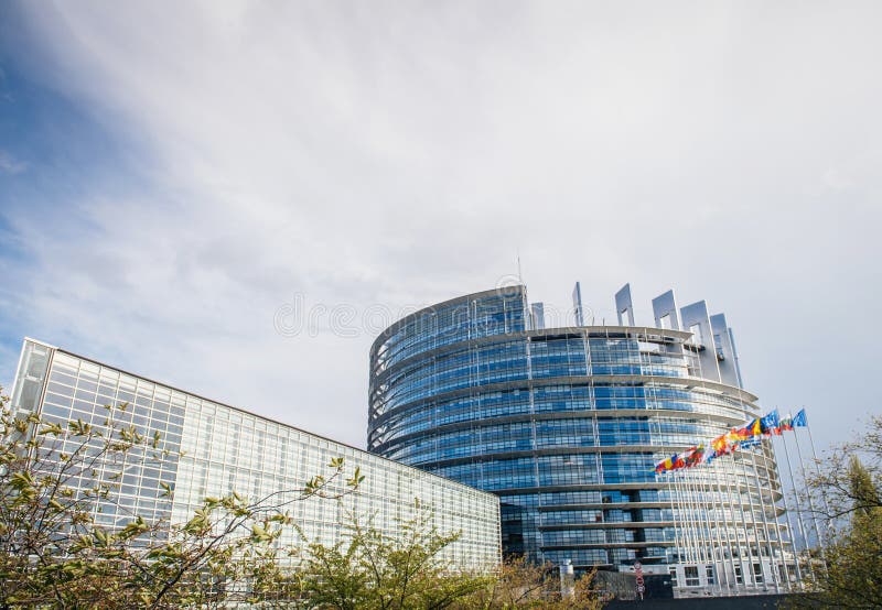 Edificio del Parlamento Europeo con todas las banderas de los Estados miembros