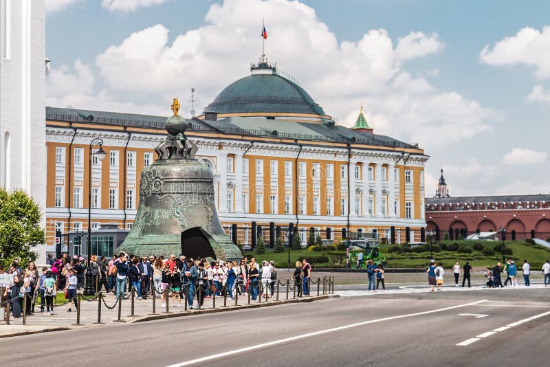 Edificio del senado y campana del zar en la Moscú el Kremlin fotografía de archivo libre de regalías Edificio del senado y campana del zar en la Moscú el Kremlin fotografía de archivo libre de regalías