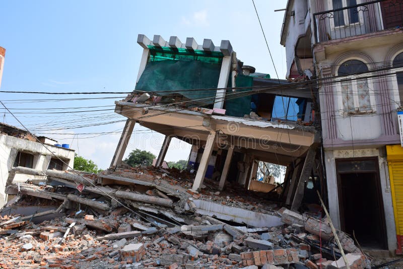 Edificio derrumbado después del desastre del terremoto