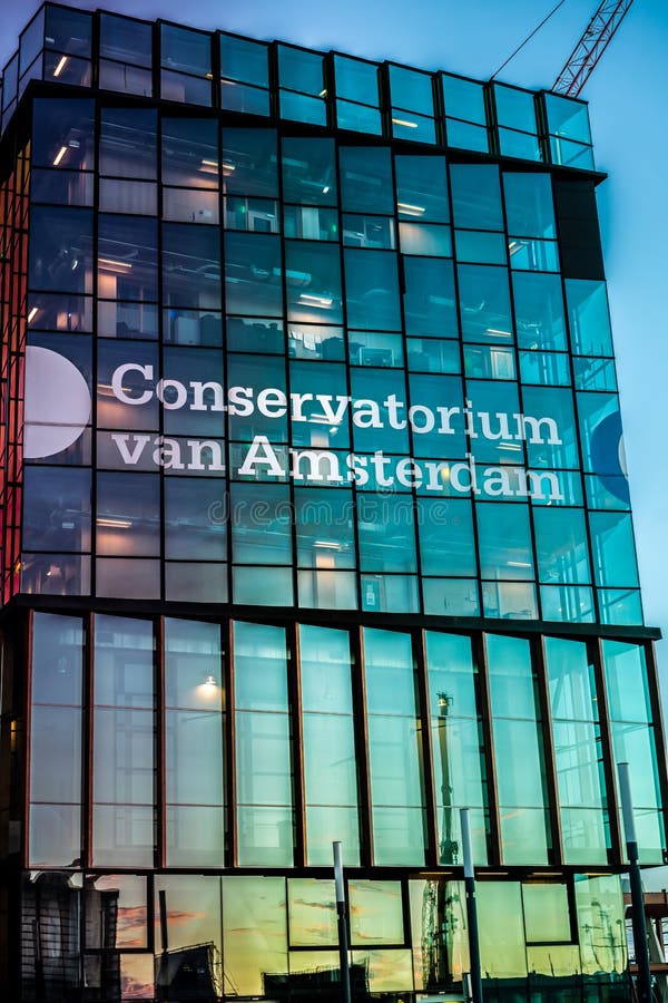 Edificio di Conservatorum nell'alba di riflessione di Amsterdam fotografie stock libere da diritti Edificio di Conservatorum nell'alba di riflessione di Amsterdam fotografie stock libere da diritti
